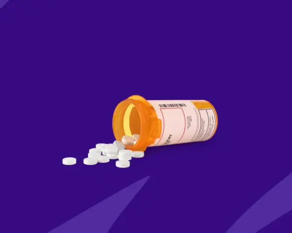 Flacone arancione rovesciato con pillole bianche sparse. Etichetta leggibile: Lasix 25 mg.