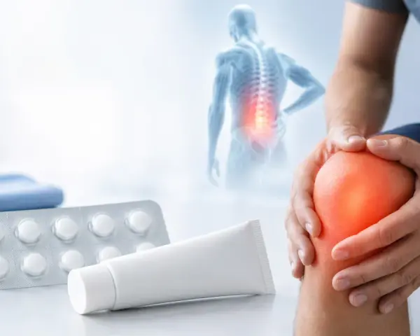 Uomo con dolore al ginocchio, blister di dicloreum compresse e tubo di crema.