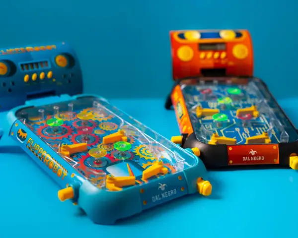 Due mini flipper colorati, perfetti giochi da fare in casa per bambini di 8 anni, con ingranaggi e luci che stimolano il divertimento.