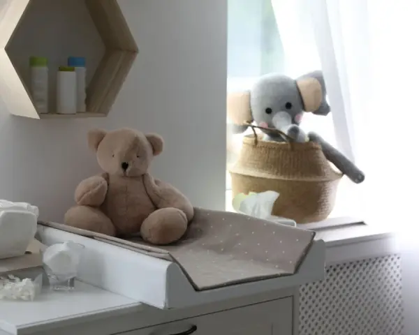 Ecco come organizzare il fasciatoio: pannolini, salviettine e peluche pronti per il cambio.