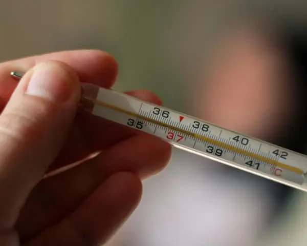 Termometro a mercurio mostra 37°C, indicando quanto deve essere la temperatura corporea normale.
