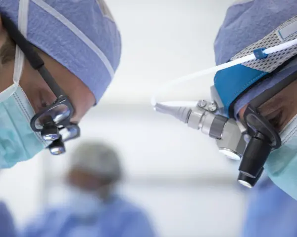 Chirurghi concentrati durante un intervento per posizionare uno stent coronarico.