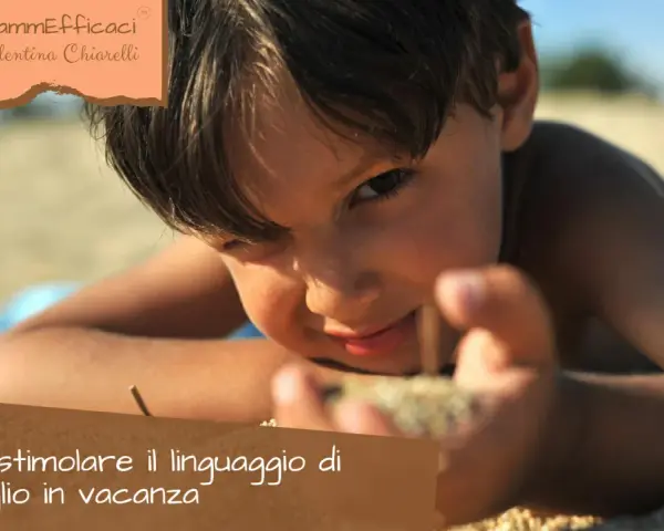 Bambino gioca sulla sabbia, un invito a scoprire come stimolare un bambino a parlare in vacanza.