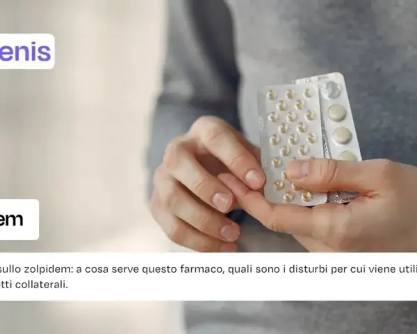 Mani che tengono blister di compresse, forse Stilnox 10 mg, per i disturbi del sonno.