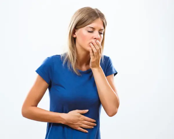Donna con nausea e dolore addominale, si chiede peridon a cosa serve per alleviare il malessere.
