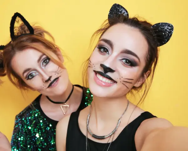 Due amiche con trucchi da gatto per Carnevale, un'idea per trucchi carnevale facili e veloci.