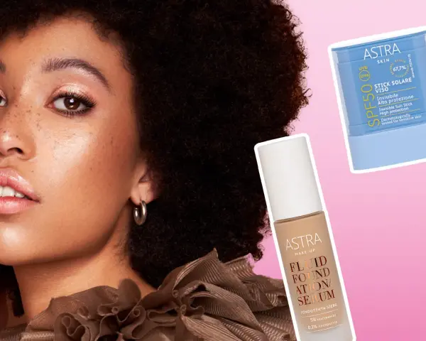 Modella con pelle luminosa e prodotti Astra: fondotinta e stick solare. Si può mettere il fondotinta sopra la crema solare per una protezione completa.