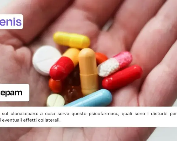 Mano che tiene diverse pillole colorate e capsule, tra cui il clonazepam. Informazioni su questo farmaco, simile a rivotril gocce.