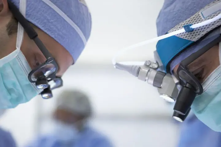 Chirurghi concentrati durante un intervento per posizionare uno stent coronarico.