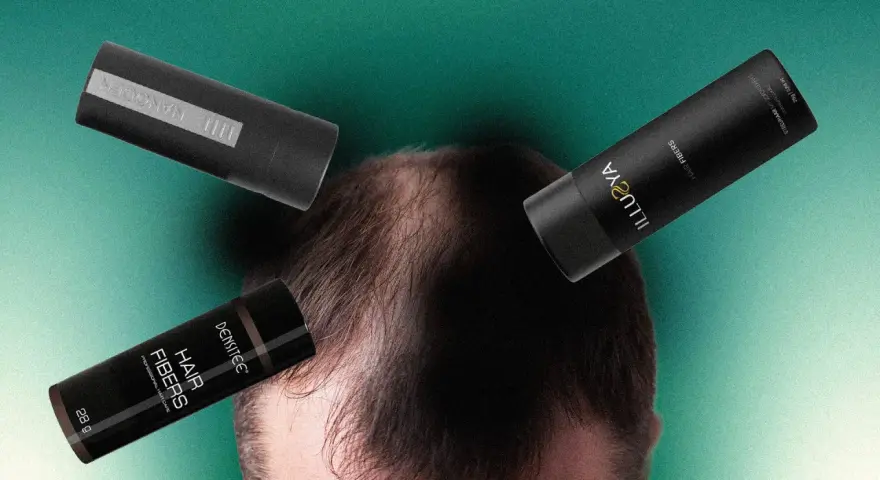 Tre flaconi di fibre di cheratina per capelli fluttuano sopra una testa con capelli diradati, suggerendo una soluzione per infoltire.