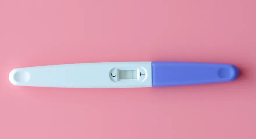 Test di gravidanza: quando non è valido. La linea di controllo (C) è visibile, ma la linea del risultato (T) è assente, indicando un test non valido.