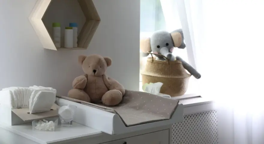 Ecco come organizzare il fasciatoio: pannolini, salviettine e peluche pronti per il cambio.