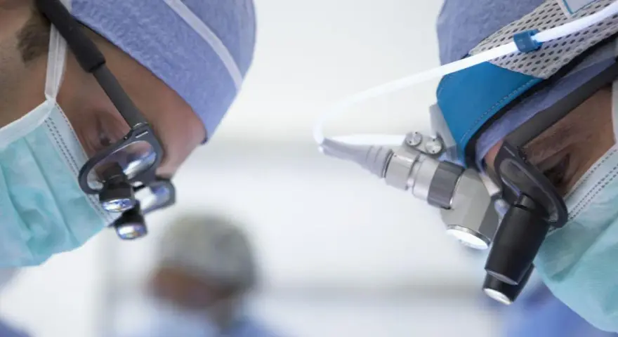 Chirurghi concentrati durante un intervento per posizionare uno stent coronarico.