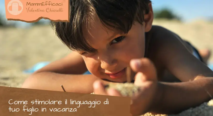 Bambino gioca sulla sabbia, un invito a scoprire come stimolare un bambino a parlare in vacanza.