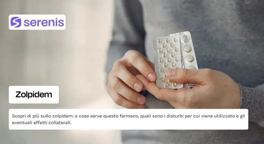 Mani che tengono blister di compresse, forse Stilnox 10 mg, per i disturbi del sonno.