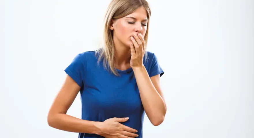 Donna con nausea e dolore addominale, si chiede peridon a cosa serve per alleviare il malessere.