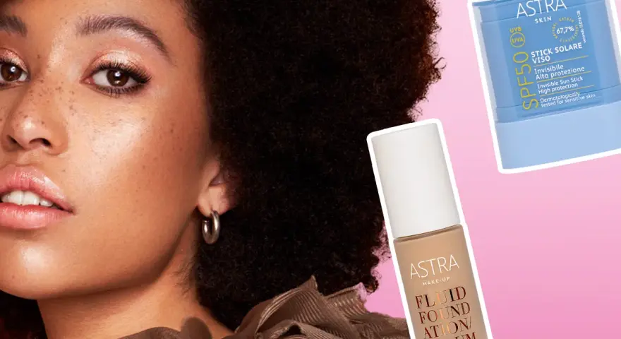 Modella con pelle luminosa e prodotti Astra: fondotinta e stick solare. Si può mettere il fondotinta sopra la crema solare per una protezione completa.