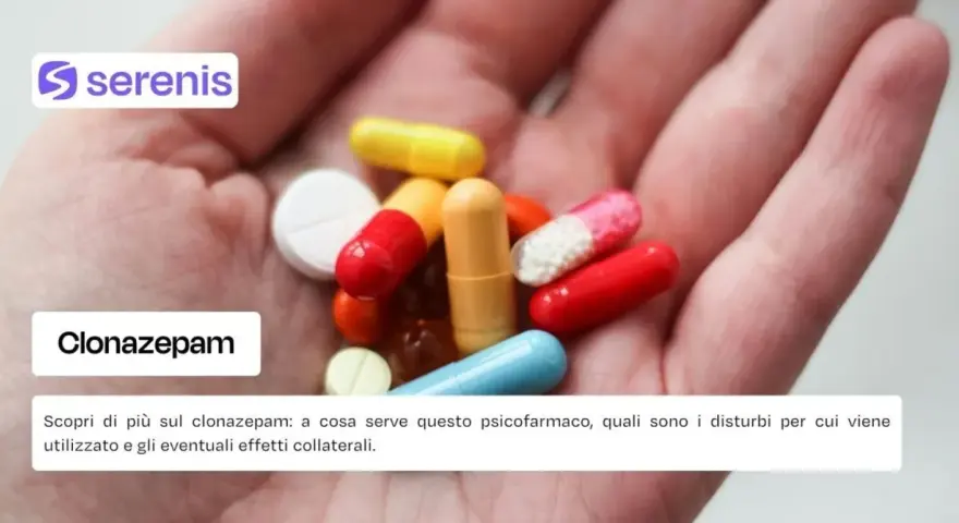 Mano che tiene diverse pillole colorate e capsule, tra cui il clonazepam. Informazioni su questo farmaco, simile a rivotril gocce.