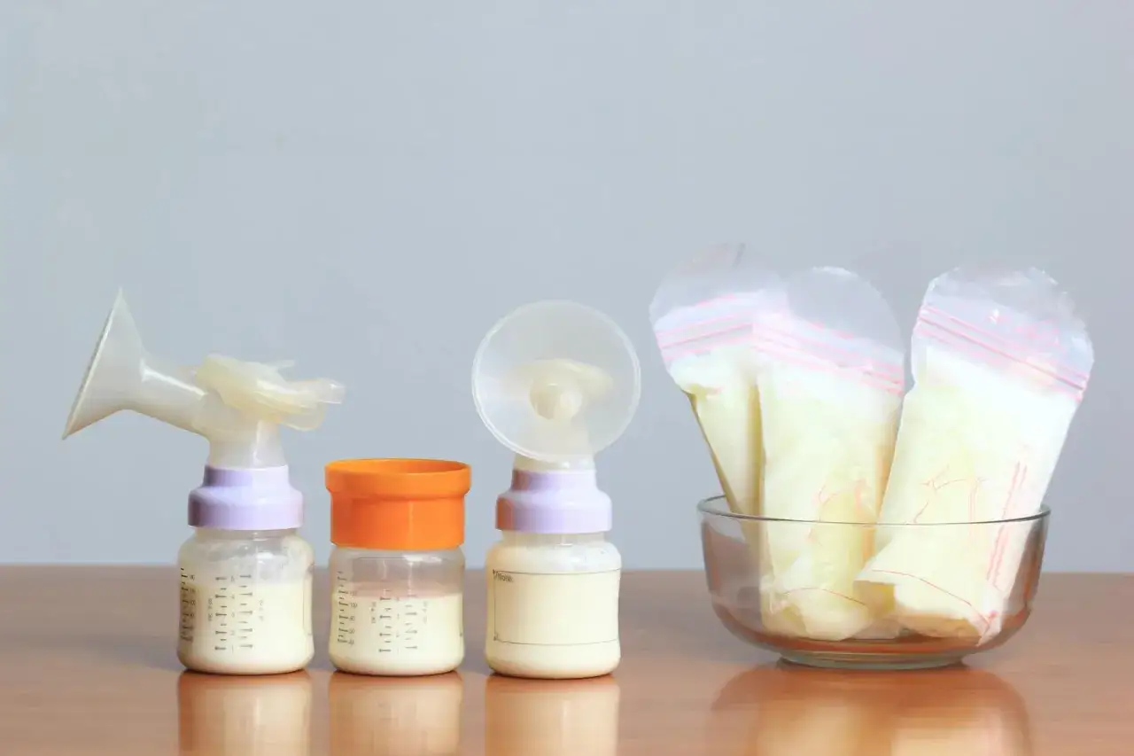 Biberon e sacchetti con latte materno a temperatura ambiente, pronti per essere conservati o utilizzati.