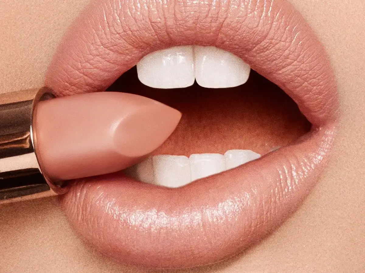 Labbra carnose con rossetto nude, perfetto per bionde con occhi marroni.