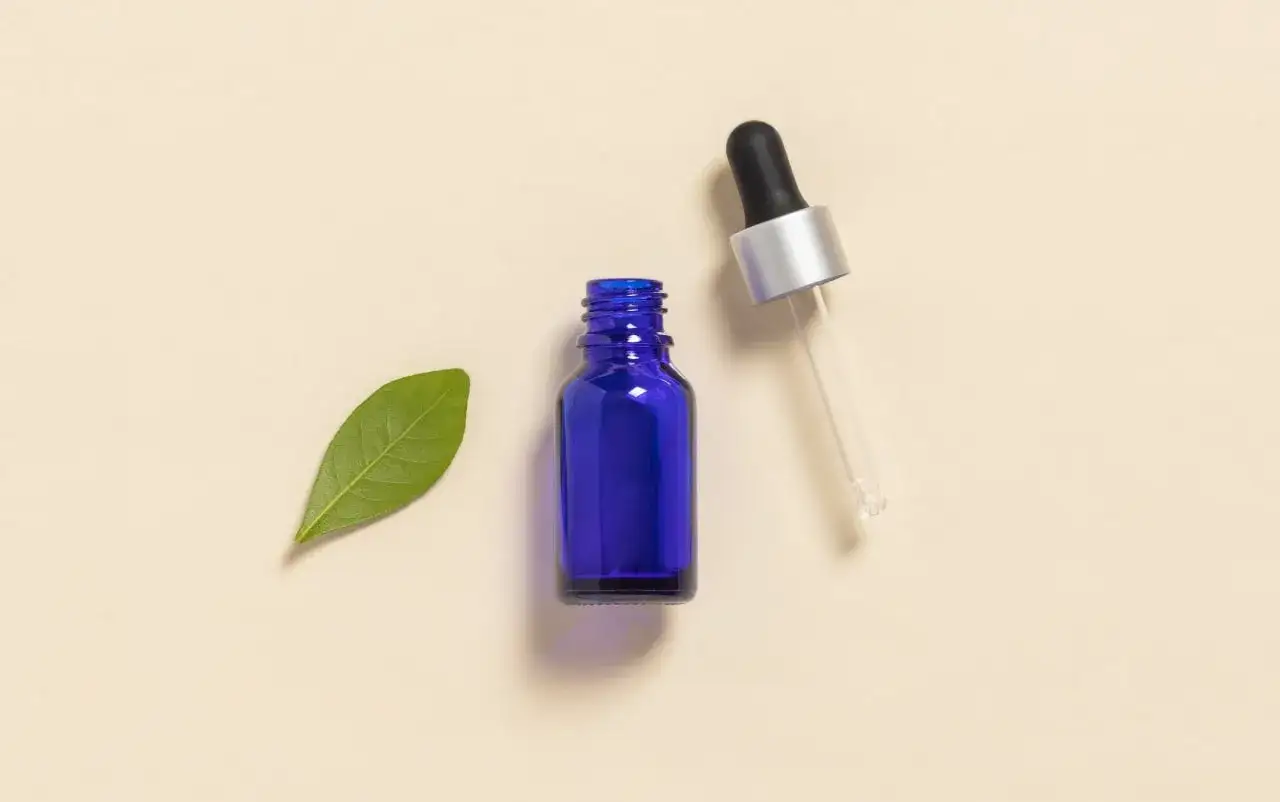 Flacone blu con contagocce e foglia verde, pronto per le rivotril gocce.