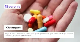 Mano che tiene diverse pillole colorate e capsule, tra cui il clonazepam. Informazioni su questo farmaco, simile a rivotril gocce.