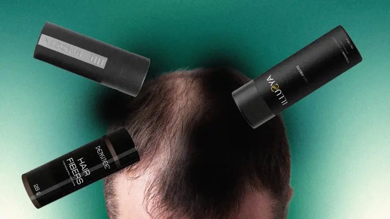 Tre flaconi di fibre di cheratina per capelli fluttuano sopra una testa con capelli diradati, suggerendo una soluzione per infoltire.